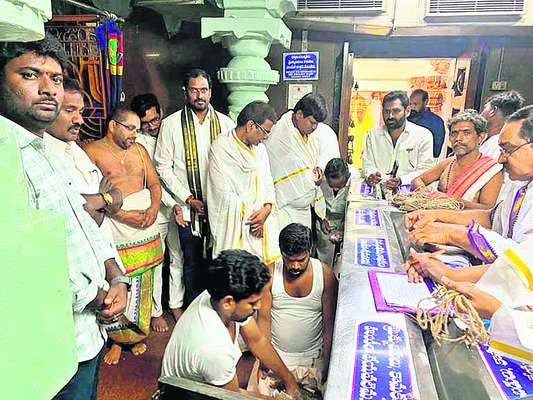 బాలాజీ హుండీ ఆదాయం రూ.42.30 లక్షలు  1