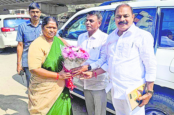 సీతక్కను కలిసిన కొమ్మూరి3