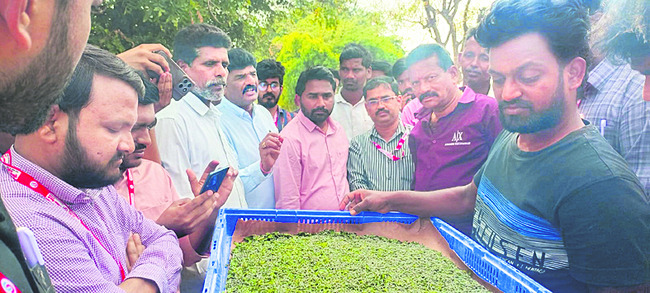 సీతక్కను కలిసిన కొమ్మూరి2