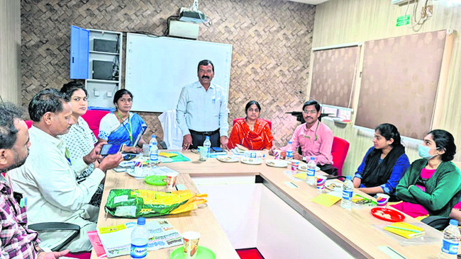 సచివాలయ ఉద్యోగికి  జిల్లా ఉత్తమ బీఎల్‌ఓ అవార్డు 1