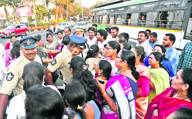 హామీల అమలు ఎక్కడ?1