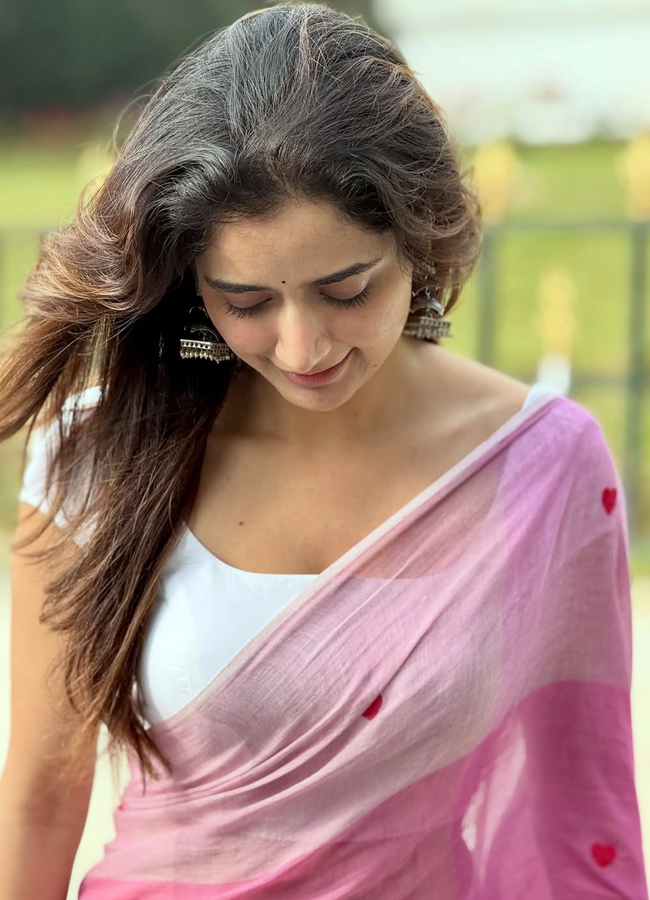 Ashika Ranganath looking graceful in saree (Photos)11