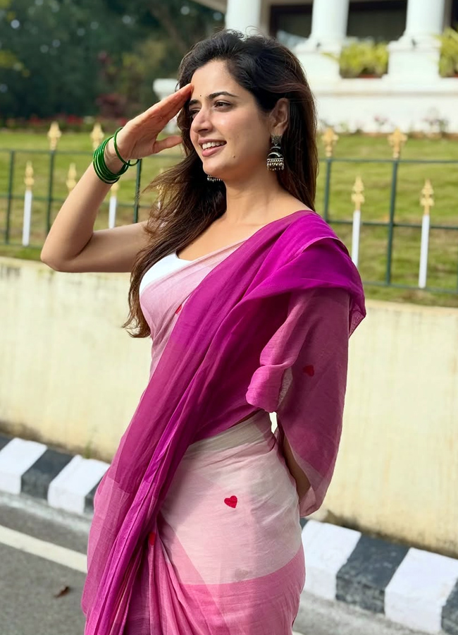 Ashika Ranganath looking graceful in saree (Photos)12