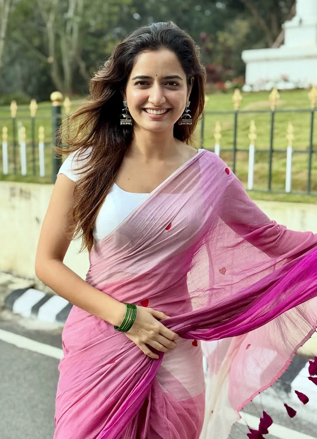 Ashika Ranganath looking graceful in saree (Photos)14