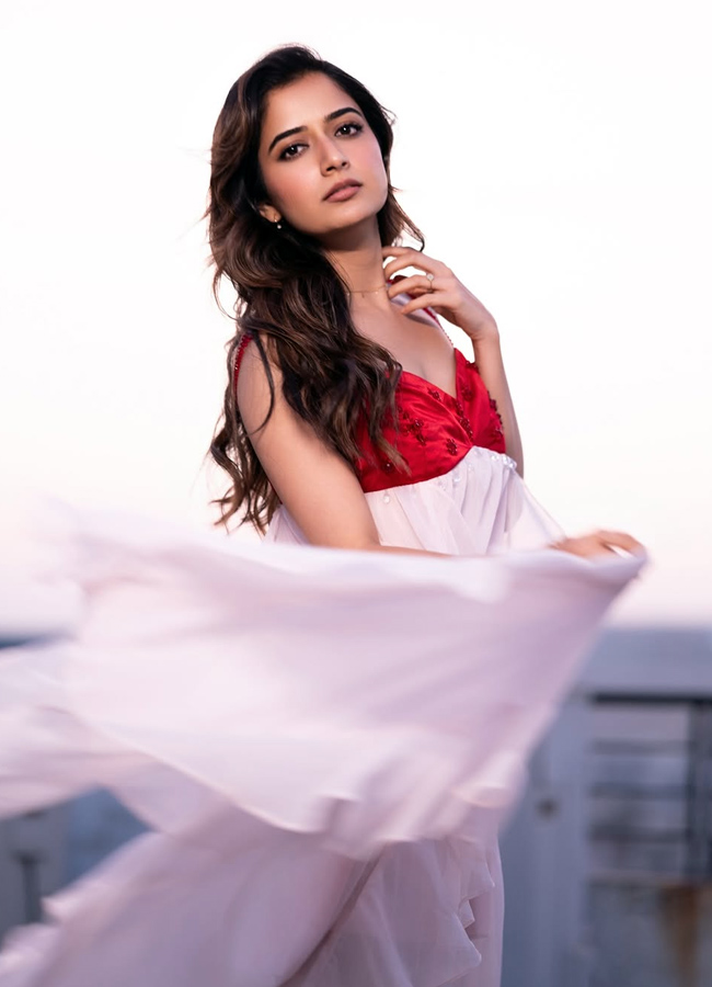 Ashika Ranganath looking graceful in saree (Photos)4