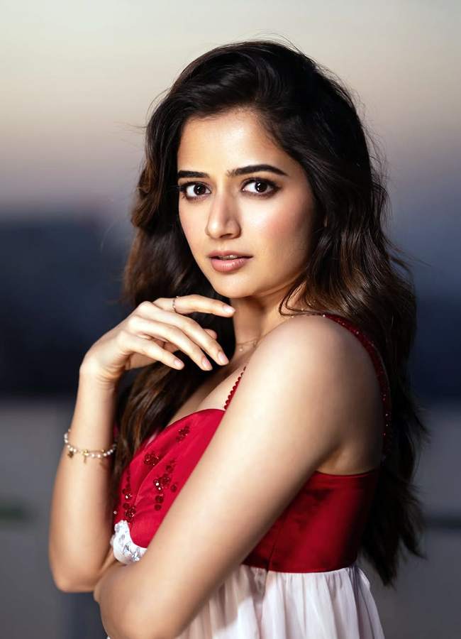 Ashika Ranganath looking graceful in saree (Photos)6