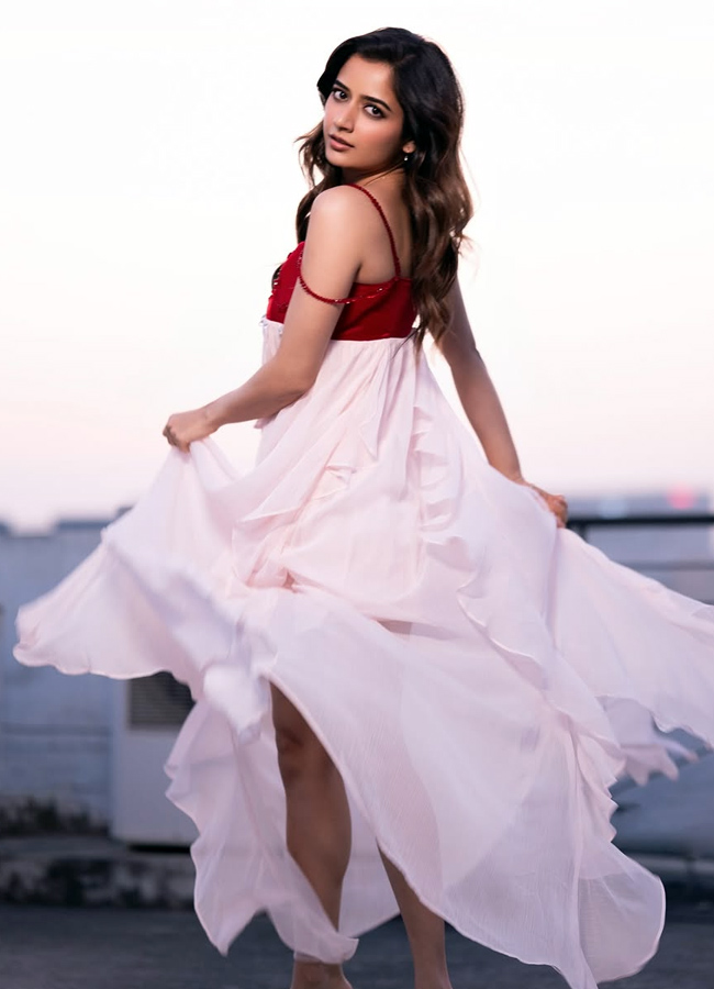 Ashika Ranganath looking graceful in saree (Photos)7