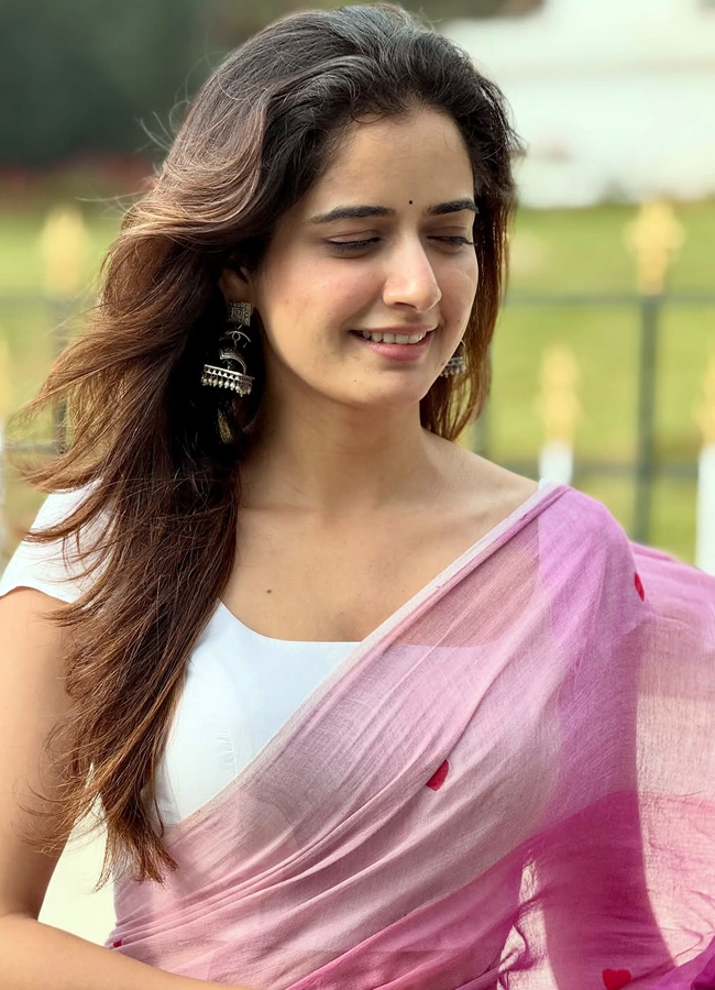 Ashika Ranganath looking graceful in saree (Photos)9