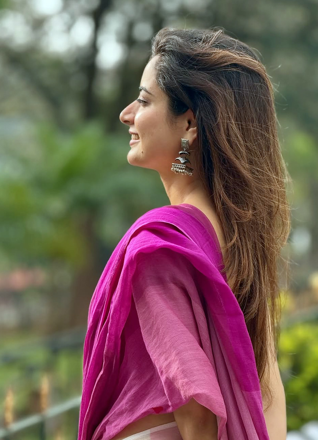 Ashika Ranganath looking graceful in saree (Photos)10