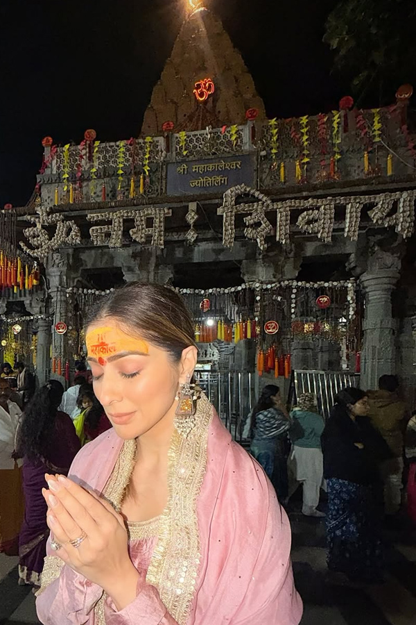 Actress Raai Laxmi worships At Ujjain Mahakaleshwar temple Photos2