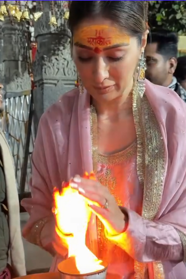 Actress Raai Laxmi worships At Ujjain Mahakaleshwar temple Photos12