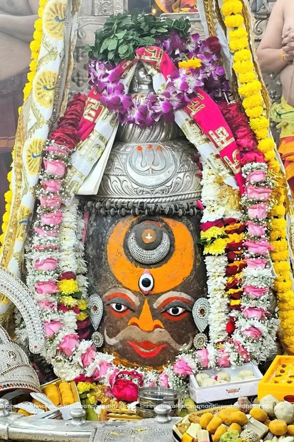 Actress Raai Laxmi worships At Ujjain Mahakaleshwar temple Photos7