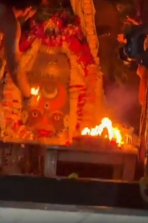 Actress Raai Laxmi worships At Ujjain Mahakaleshwar temple Photos8