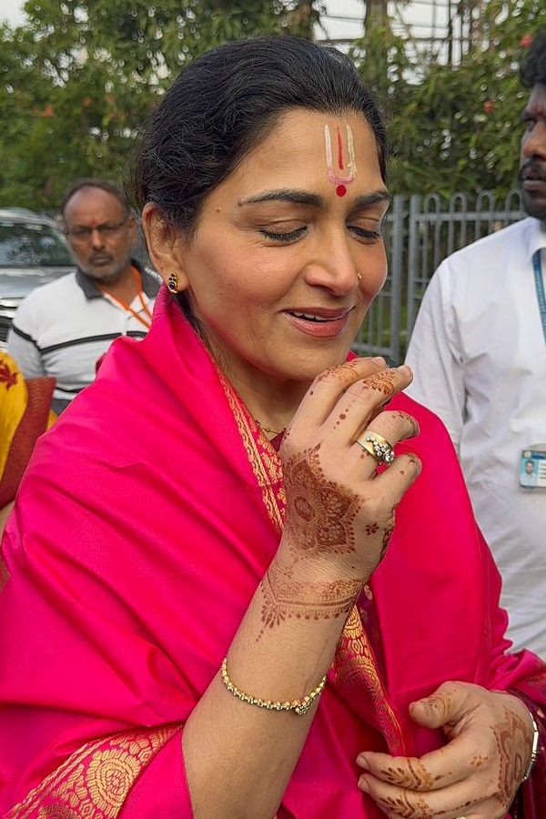 Khushboo And Naveen Chandra Visit Tirumala Temple Photos11