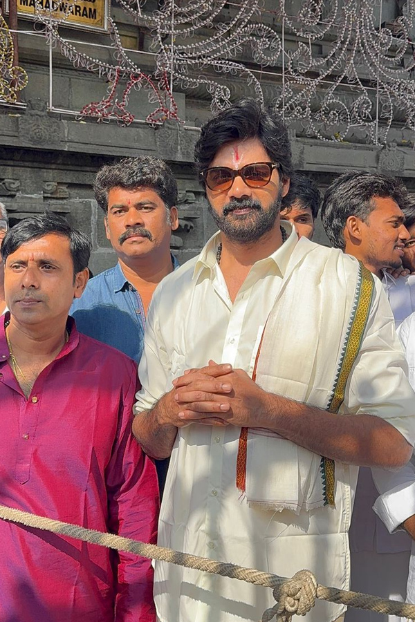 Khushboo And Naveen Chandra Visit Tirumala Temple Photos13