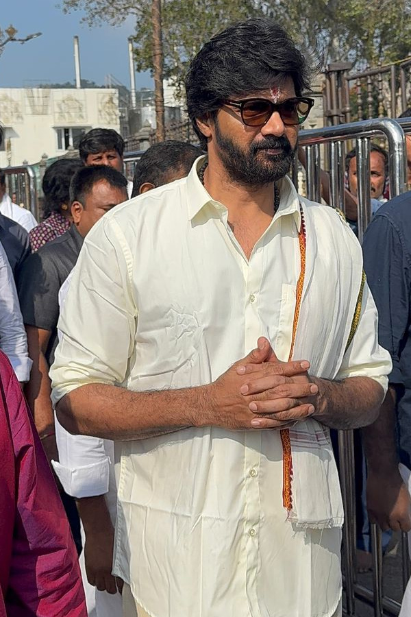 Khushboo And Naveen Chandra Visit Tirumala Temple Photos14