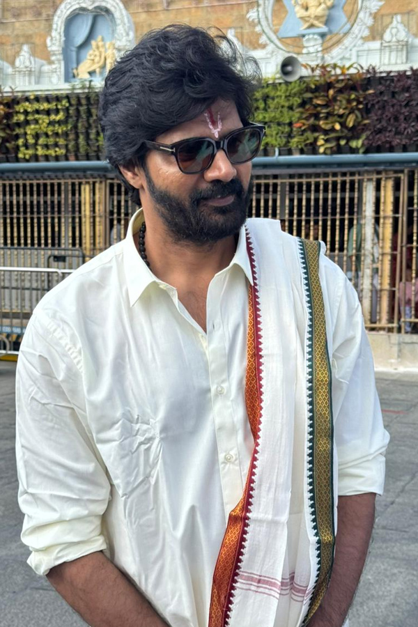 Khushboo And Naveen Chandra Visit Tirumala Temple Photos18