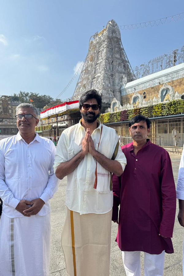 Khushboo And Naveen Chandra Visit Tirumala Temple Photos25