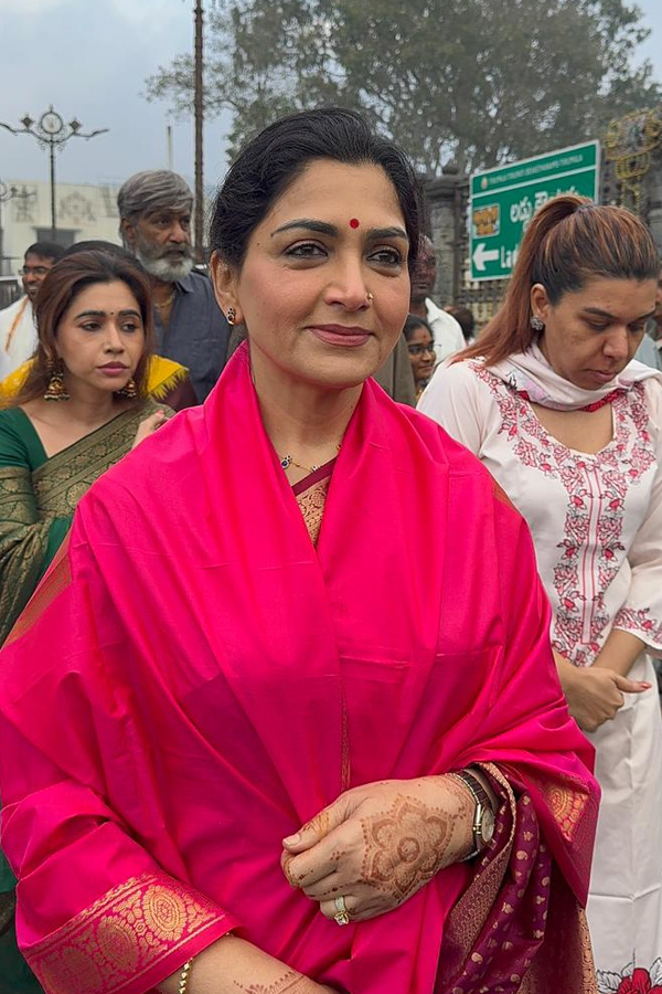 Khushboo And Naveen Chandra Visit Tirumala Temple Photos4