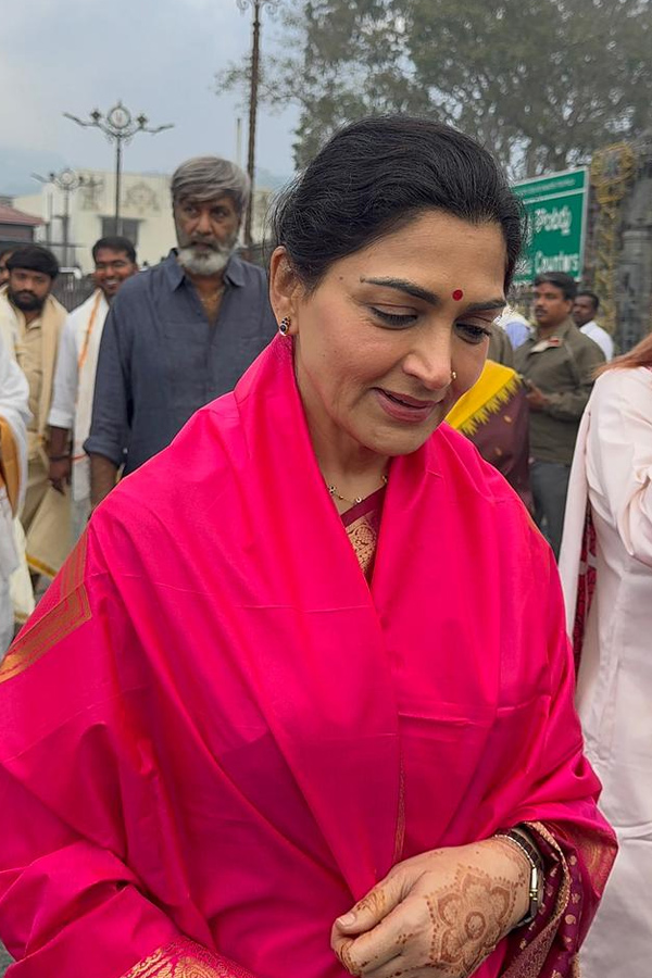 Khushboo And Naveen Chandra Visit Tirumala Temple Photos6