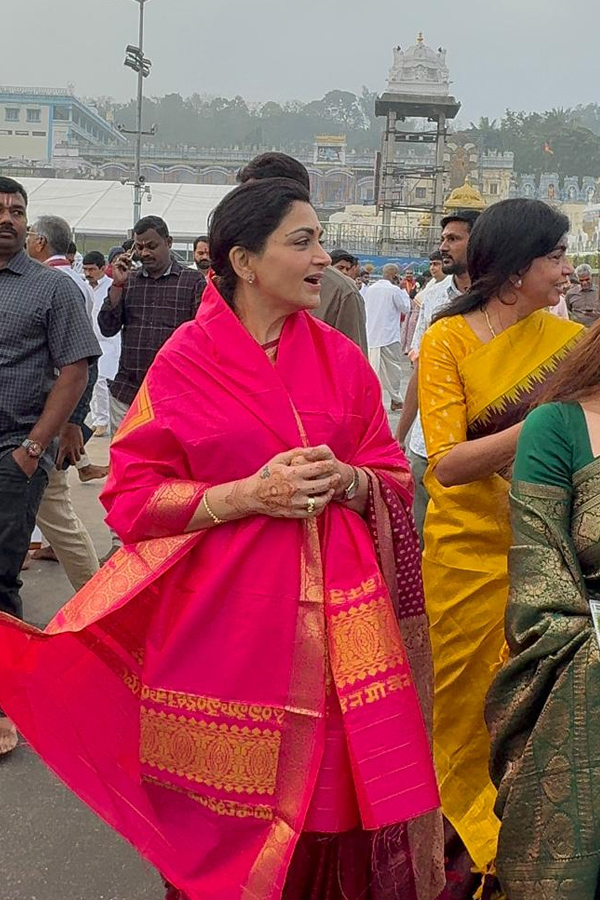 Khushboo And Naveen Chandra Visit Tirumala Temple Photos7