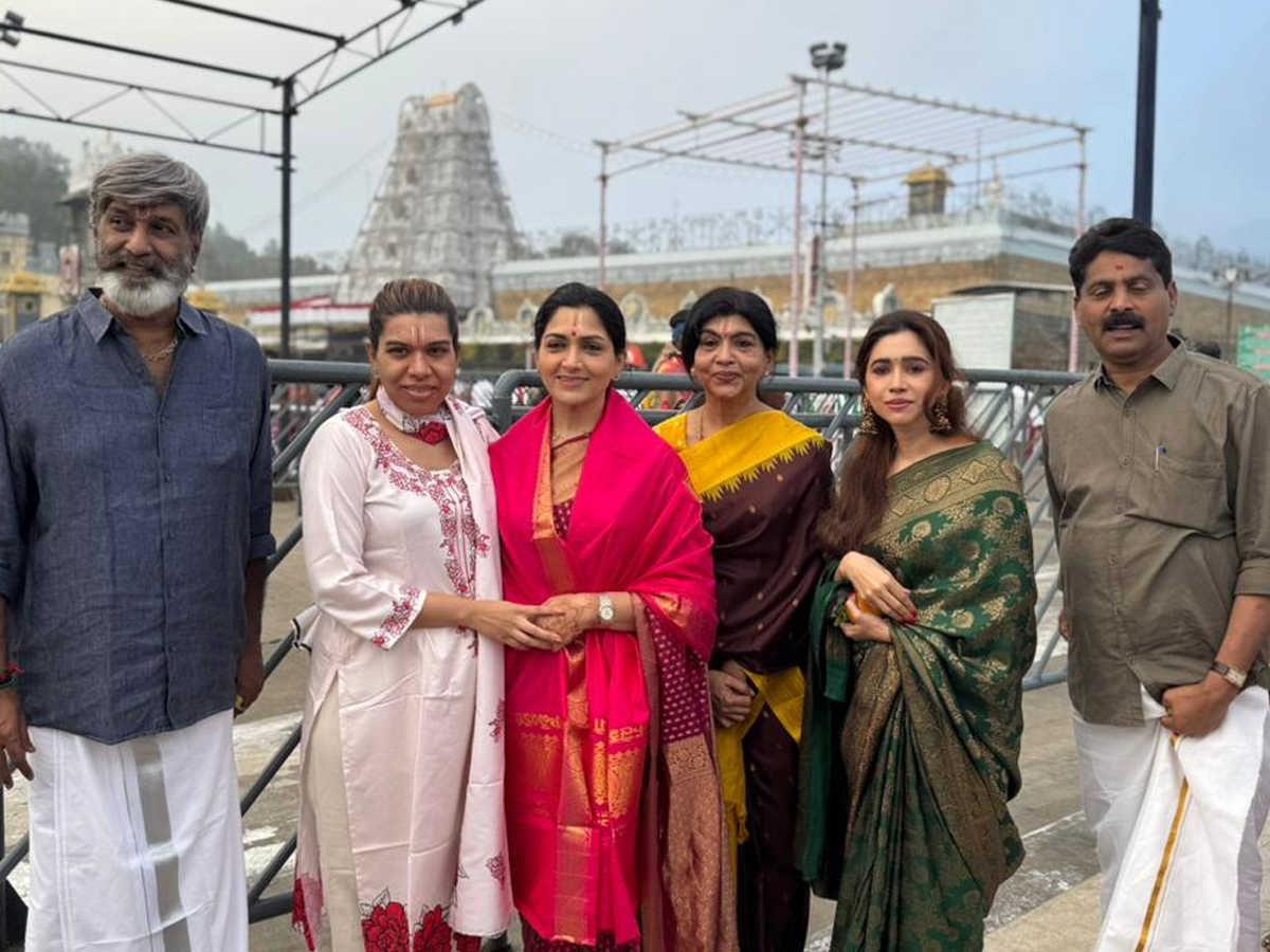 Khushboo And Naveen Chandra Visit Tirumala Temple Photos9