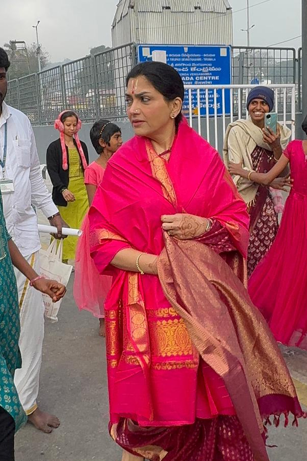 Khushboo And Naveen Chandra Visit Tirumala Temple Photos10