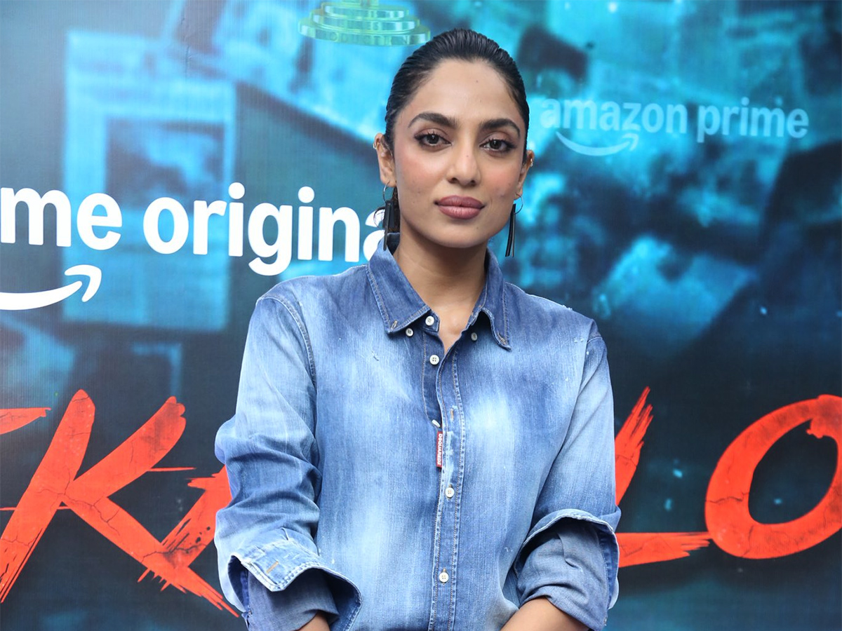 Sobhita Dhulipala Cheekatilo Movie Premiere Screening 6
