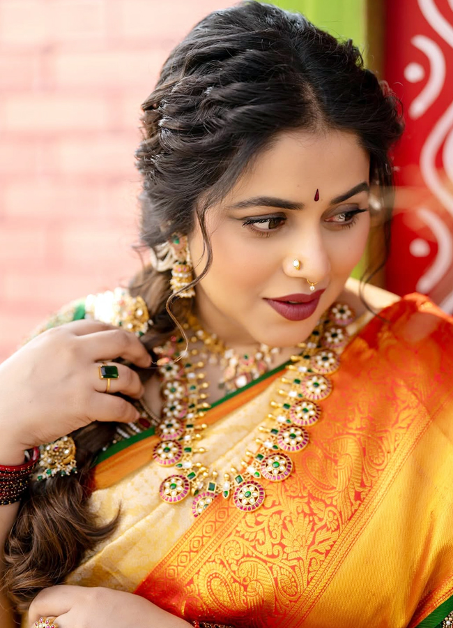 Poorna poses with her second pregnancy baby bump (Photos)3