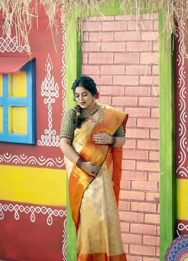 Poorna poses with her second pregnancy baby bump (Photos)5