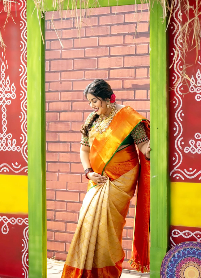 Poorna poses with her second pregnancy baby bump (Photos)7