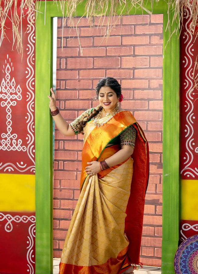 Poorna poses with her second pregnancy baby bump (Photos)8