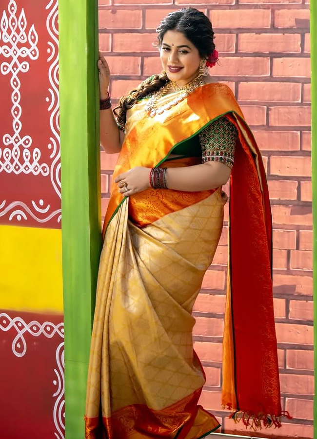 Poorna poses with her second pregnancy baby bump (Photos)9