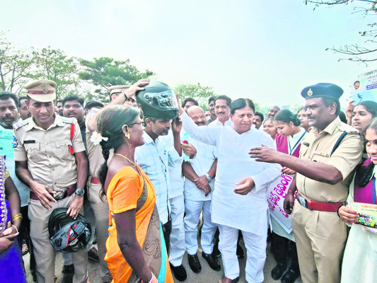 రోడ్డు భద్రత నియమాలు పాటించాలి 1