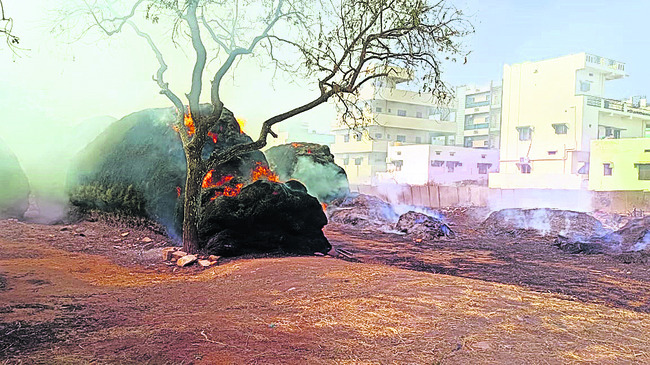 చిన్న అగ్గి రవ్వ పడిందంటే క్షణాల్లో అంతా బూడిదైపోతోంది.1