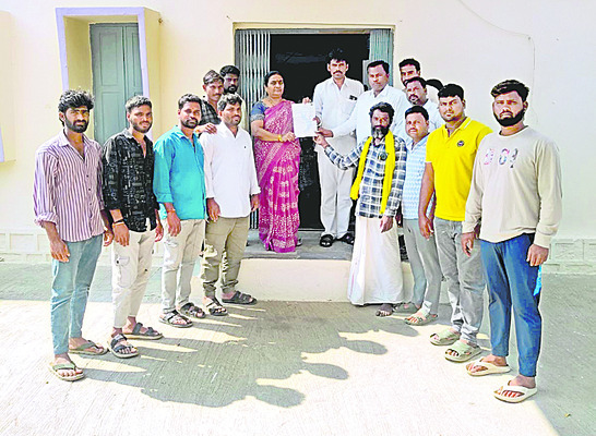 ఉపాధి సిబ్బందికి సన్మానం 2