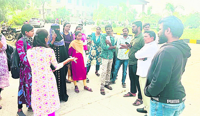 కొనసాగుతున్న కాంగ్రెస్‌  దరఖాస్తుల స్వీకరణ2