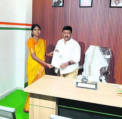 కొనసాగుతున్న కాంగ్రెస్‌  దరఖాస్తుల స్వీకరణ1