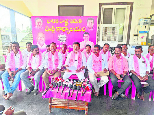 రైతులకు అందుబాటులో యూరియా సబ్‌సెంటర్‌
1