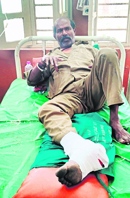 ఆయిల్‌ ట్యాంకర్‌–లారీ ఢీ: డ్రైవర్‌కు గాయాలు1