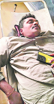 కల్వర్టులోనికి దూసుకెళ్లిన కారు 2