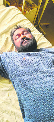 కల్వర్టులోనికి దూసుకెళ్లిన కారు 2