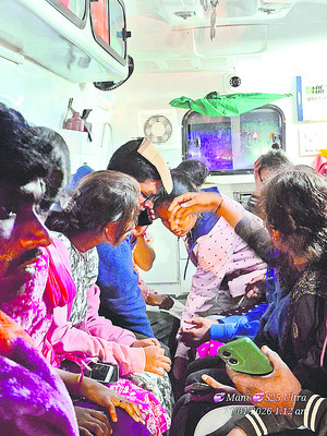 ఆవు అడ్డొచ్చి వరుసగా బస్సులు ఢీ1