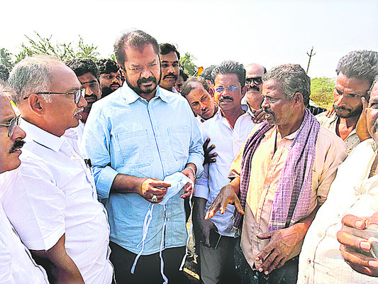 ట్యాంకర్‌ బోల్తాపై విచారణ జరపాలి1