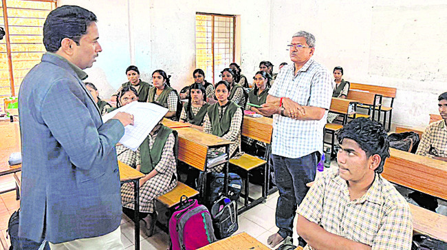 పది పరీక్షలకు విద్యార్థులను సన్నద్ధం చేయండి 
1