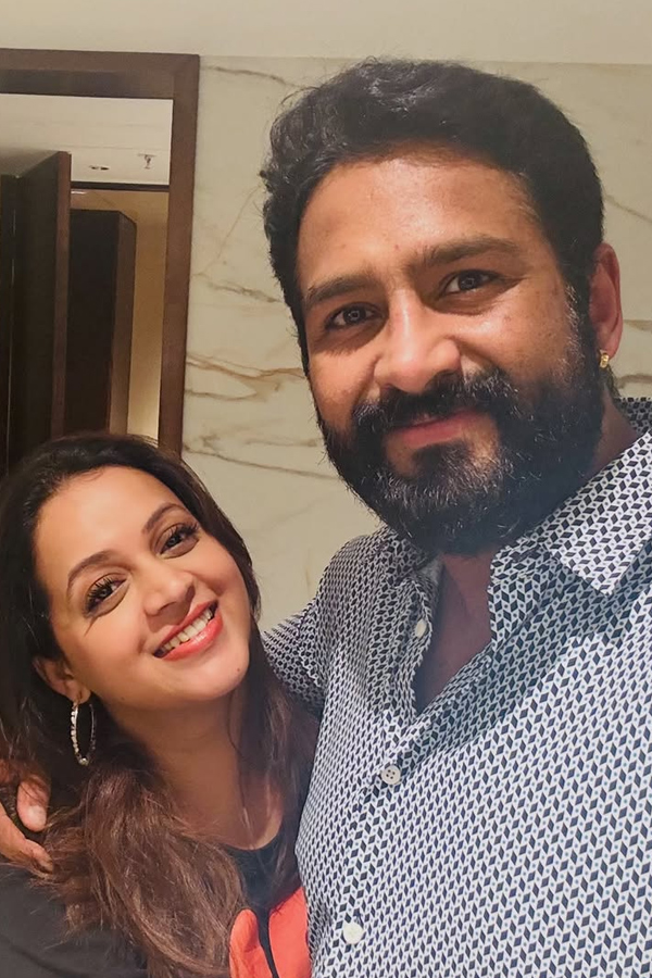 Bhavana Menon wedding Anniversary with Husband Naveen Photos8