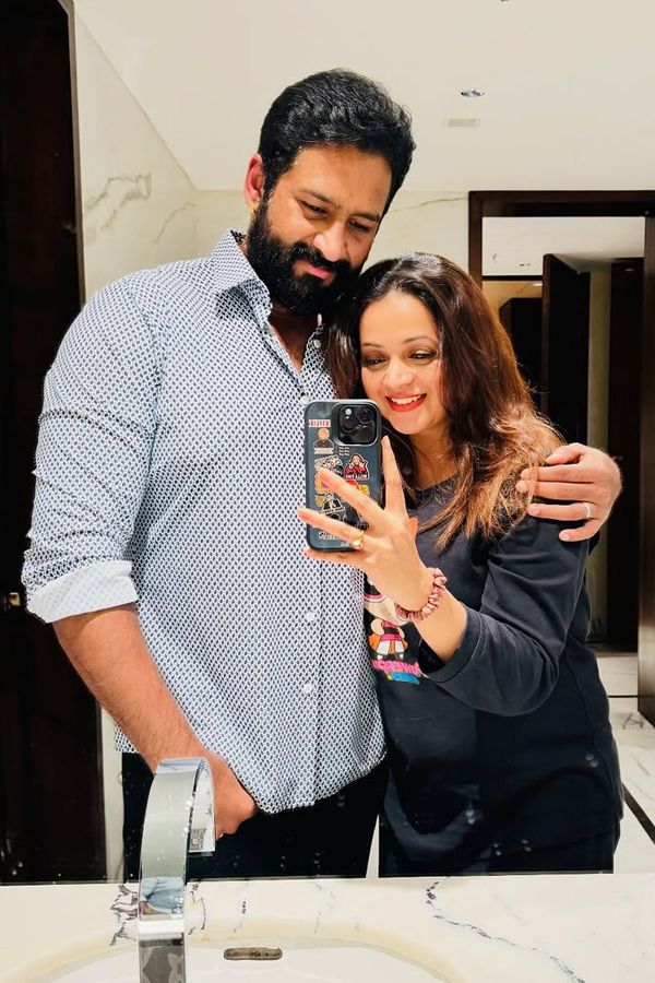 Bhavana Menon wedding Anniversary with Husband Naveen Photos10