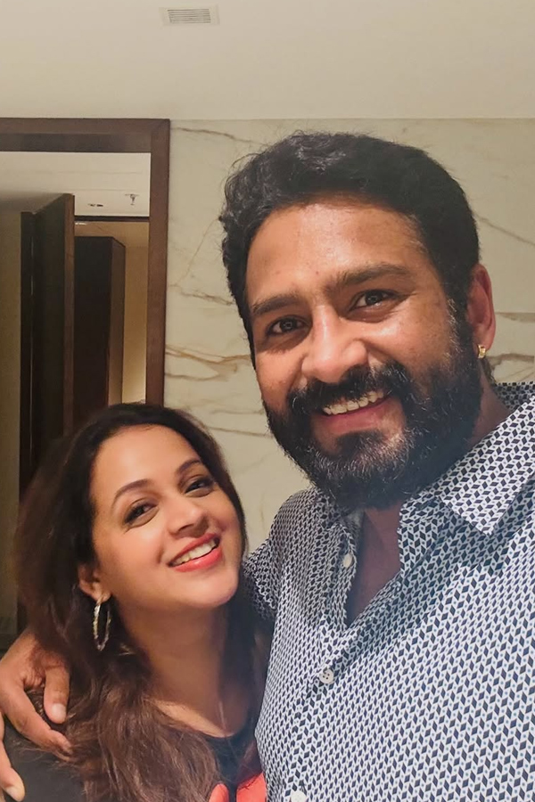 Bhavana Menon wedding Anniversary with Husband Naveen Photos11