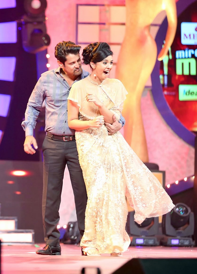 Have you seen how celebrities looks like in 2016 with Sreemukhi (Photos)5