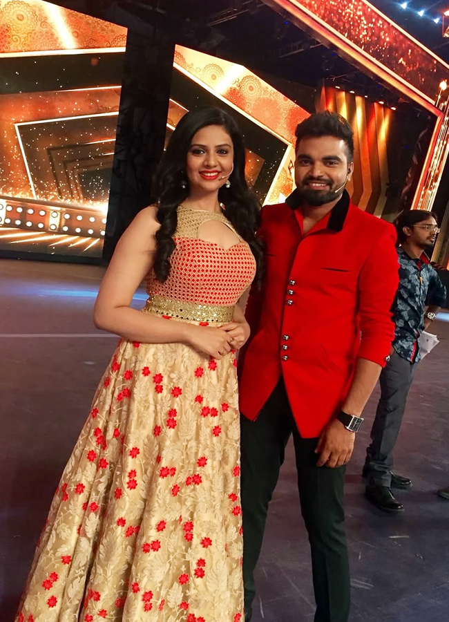 Have you seen how celebrities looks like in 2016 with Sreemukhi (Photos)8